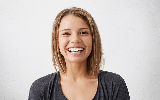 Gerade Zähne mit einer unsichtbaren Schiene - Invisalign